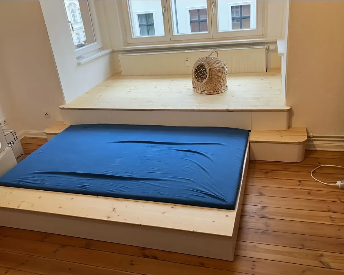 Ausziehbares Bett unter dem Podest mit Matratze